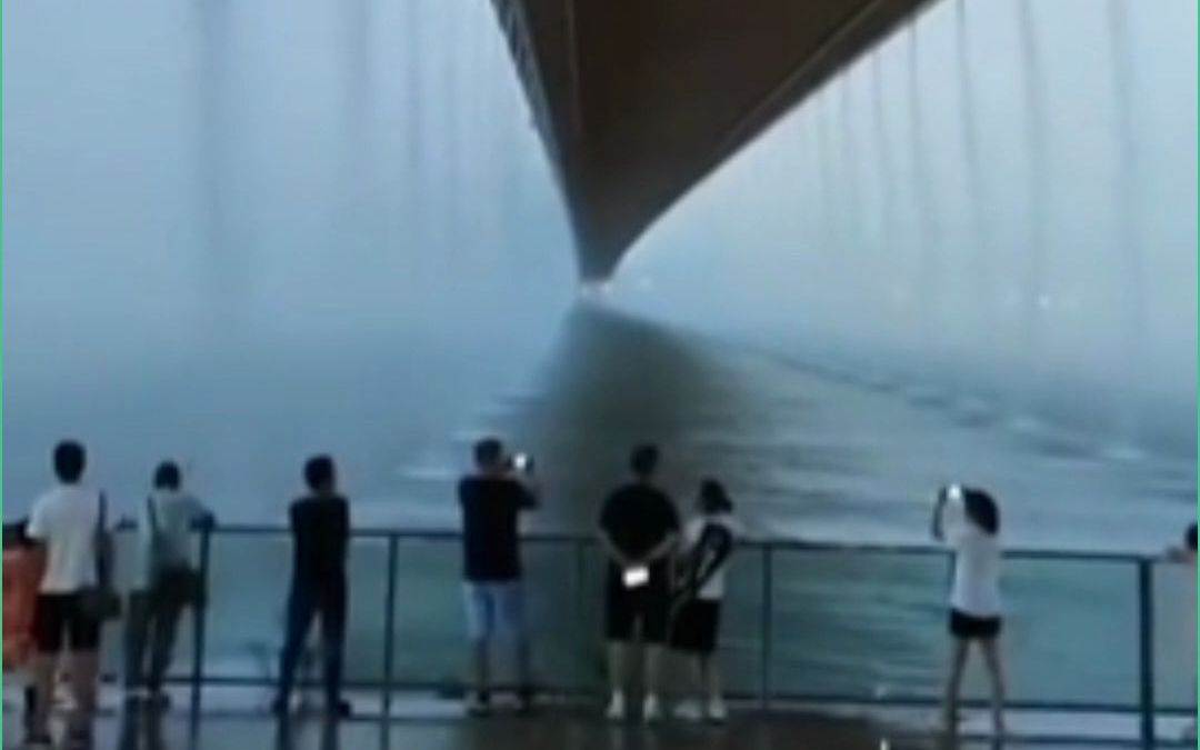 武汉垂钓人长江大桥下躲暴雨，抬头望1700米宽瀑布飞流兴叹