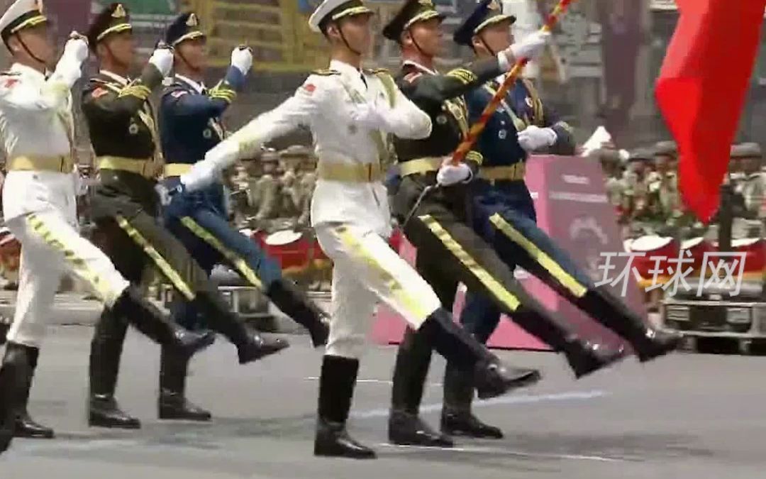 墨西哥独立213周年庆典阅兵式，19国军队仪仗队参加庆祝，中国人民解放军三军仪仗队举五星红旗压轴出阵