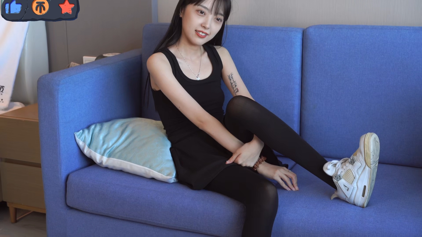 可爱小姐姐的美腿玉足