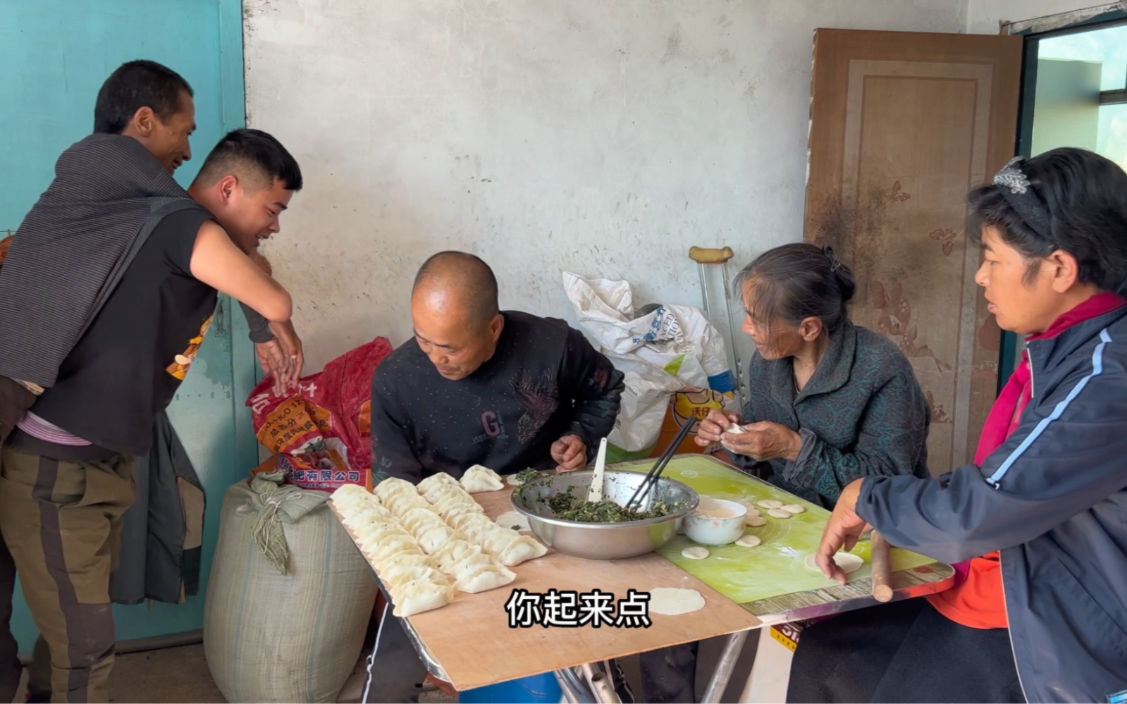 一家五口改善生活，包婆婆丁肉馅饺子，瘫痪老妈也在帮忙擀饺皮