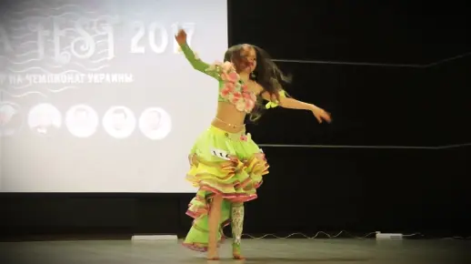 乌克兰小姑娘舞蹈，肚皮舞