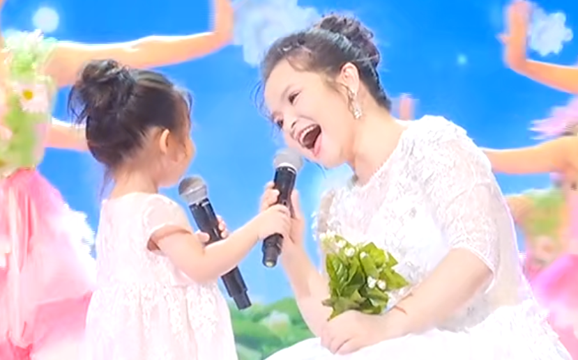 小春天大海啊故乡吴碧霞女儿两岁半春天和外婆小区清唱刘海砍樵新年