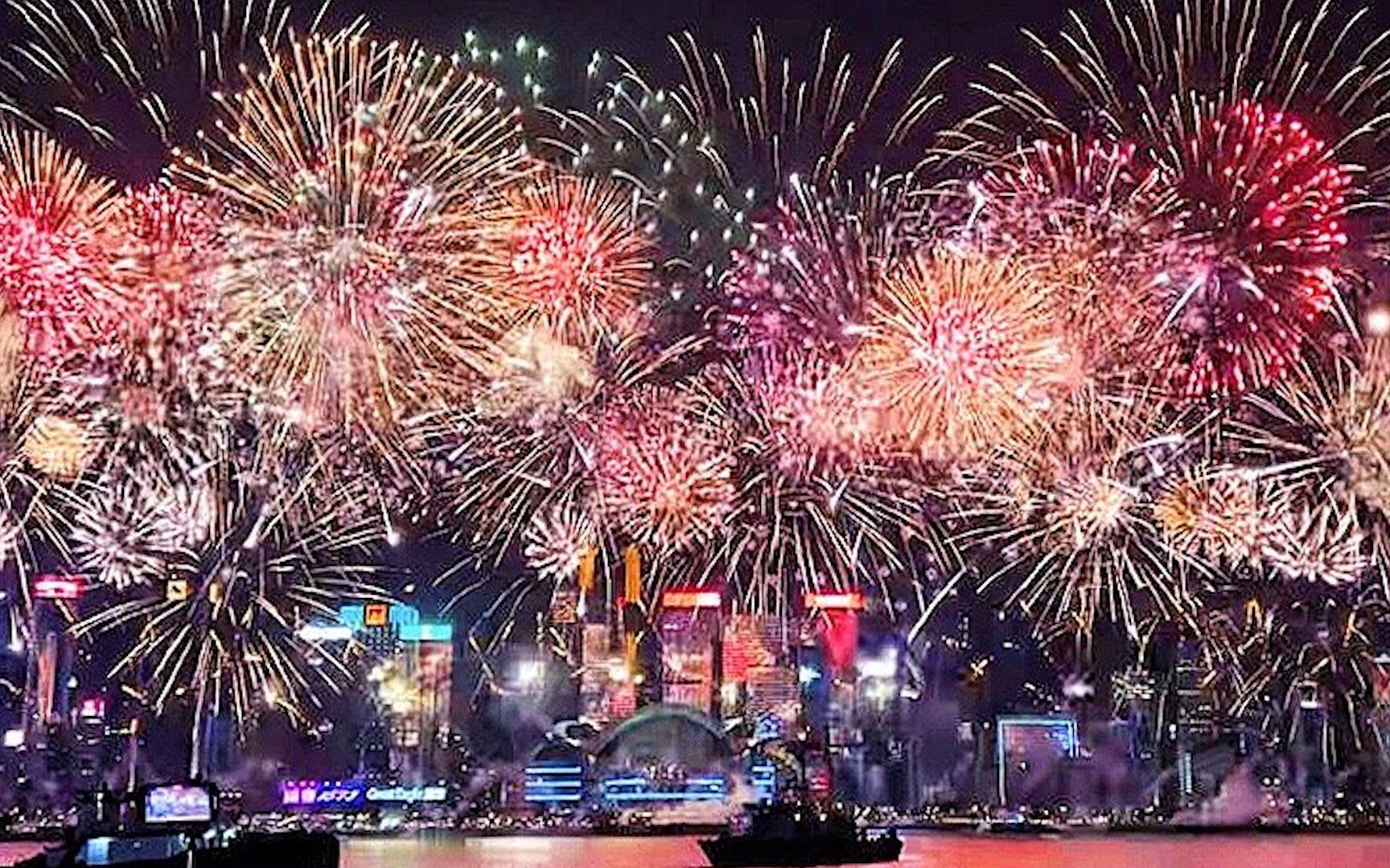时隔5年 香港维港烟花汇演为祖国庆生，三万枚礼花齐放