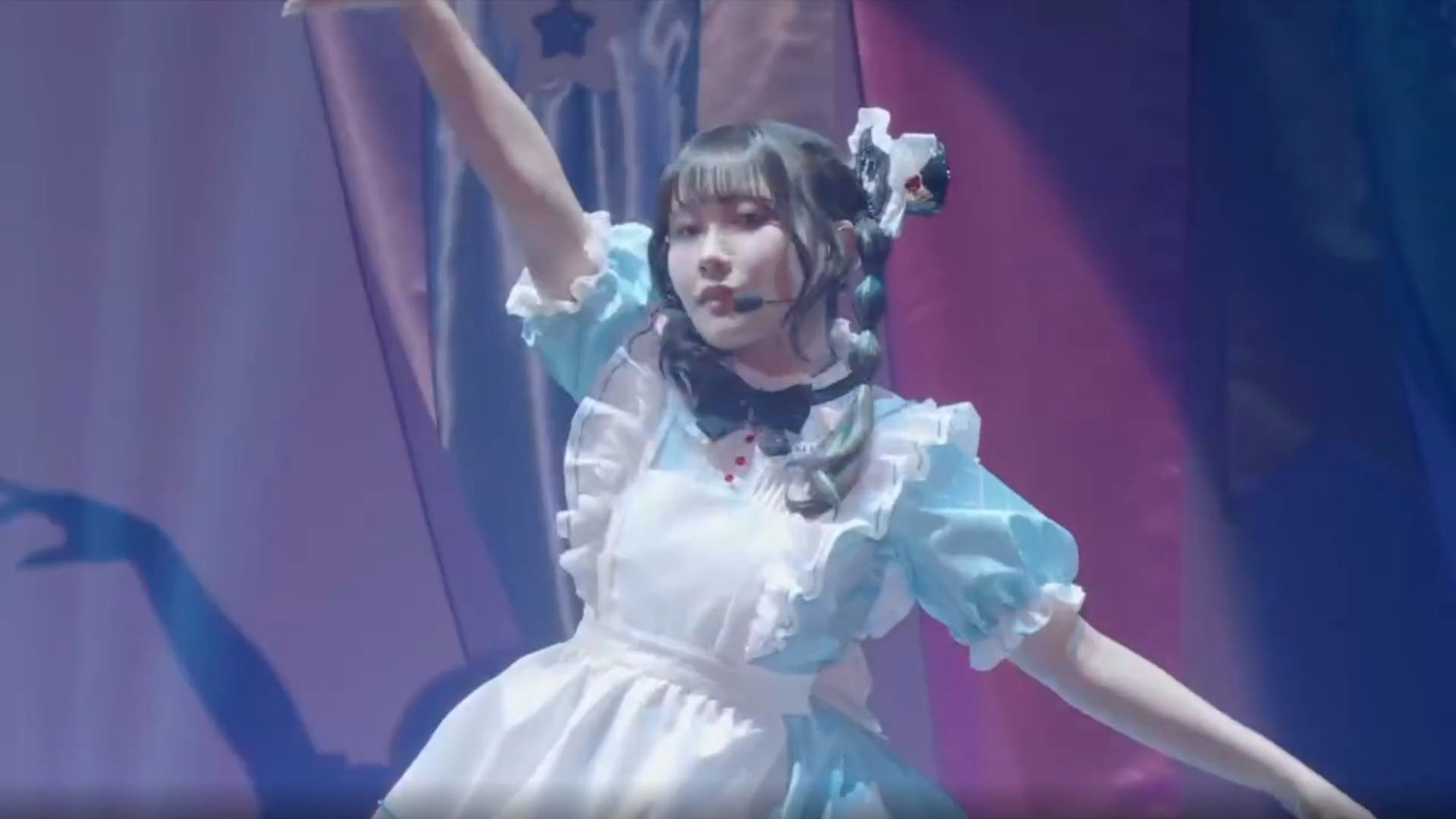 衣服给人一种爱丽丝梦游仙境的感觉，曲风却是帅萌帅萌的。时隔许久终于再看见了小花的舞台，看来那时候的事完全没有影响到小花现在的状态，这是好事啊！