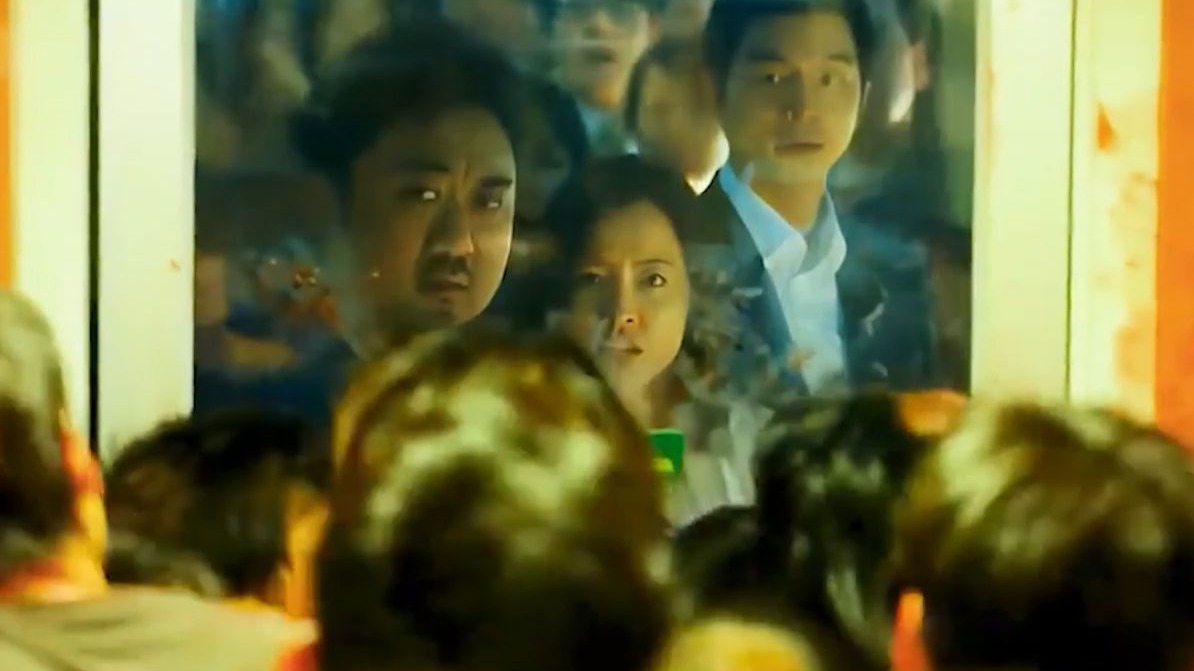 我逃过六节车厢的丧尸，却没有逃过一节车厢的人，别吓我，我家里就一个《釜山行》