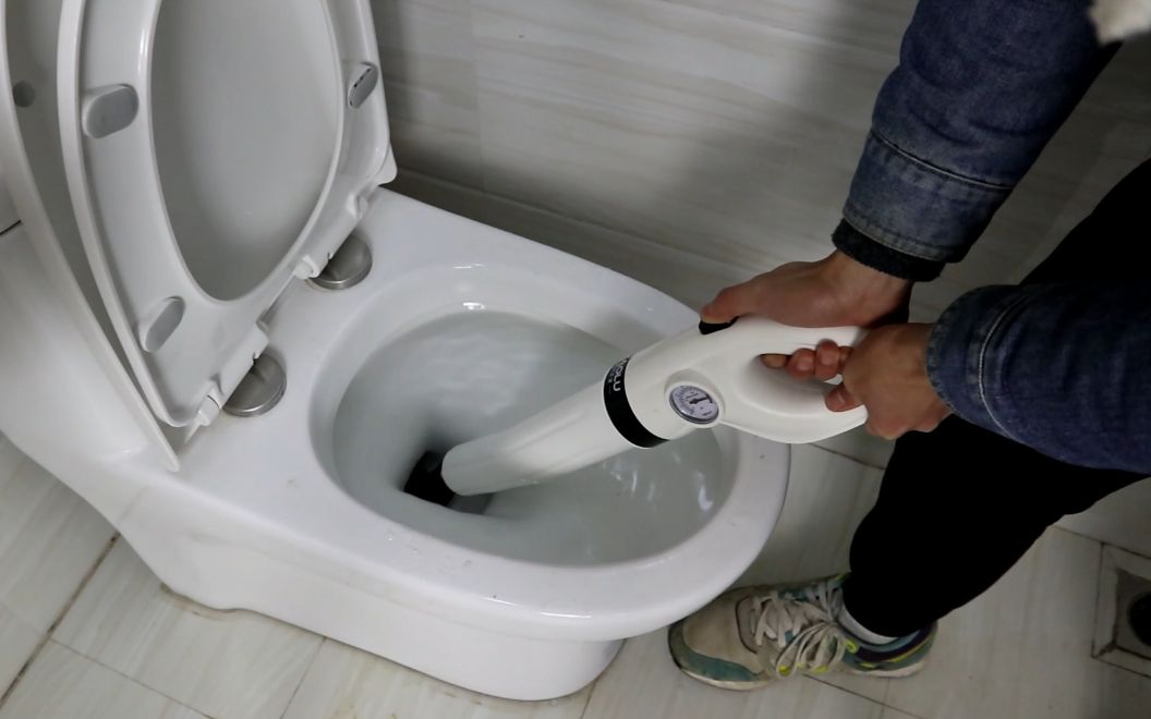 开箱测评管道疏通器“一炮通”，按下按键“嘭”的一声终于通了