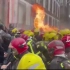 西班牙消防员罢工抗议，与防暴警激烈对峙遭警棍殴打，消防员向警方回喷火焰