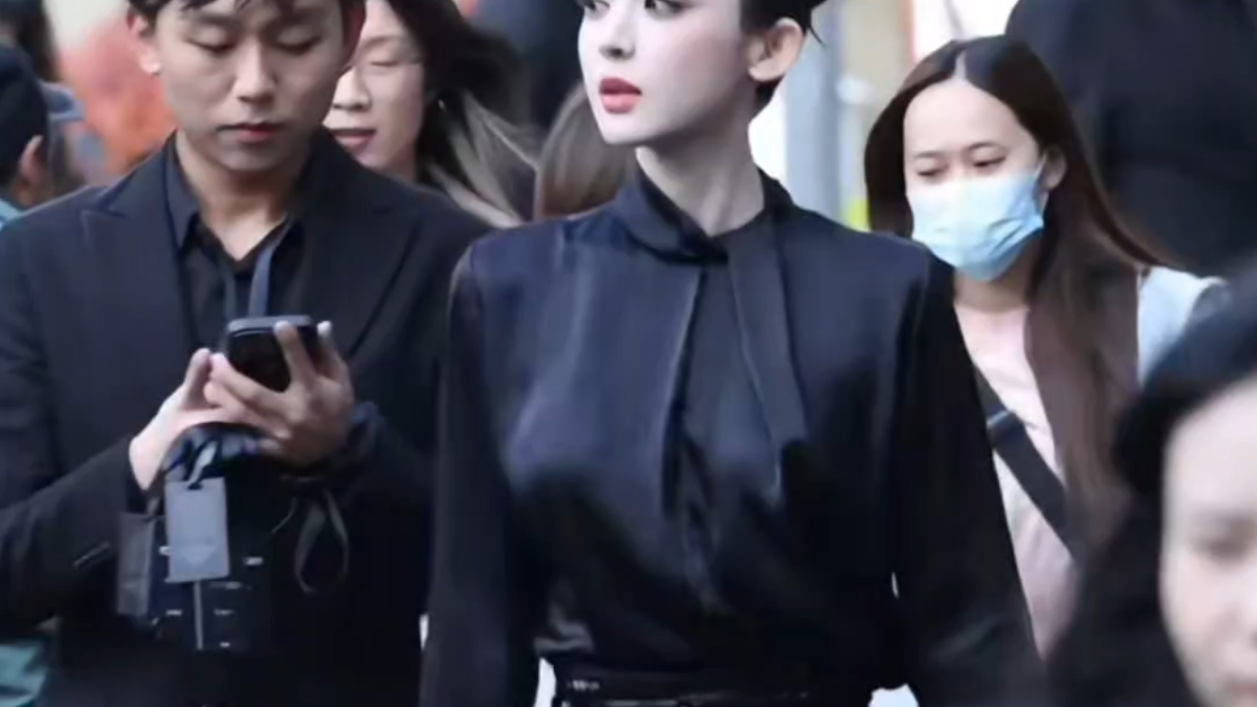 古力娜扎走路 摇摇晃晃