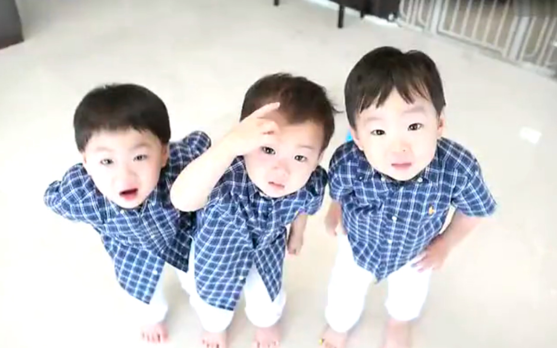 图：韩国宋家三胞胎上小学 新款表情包出炉可爱炸了。_99女性网