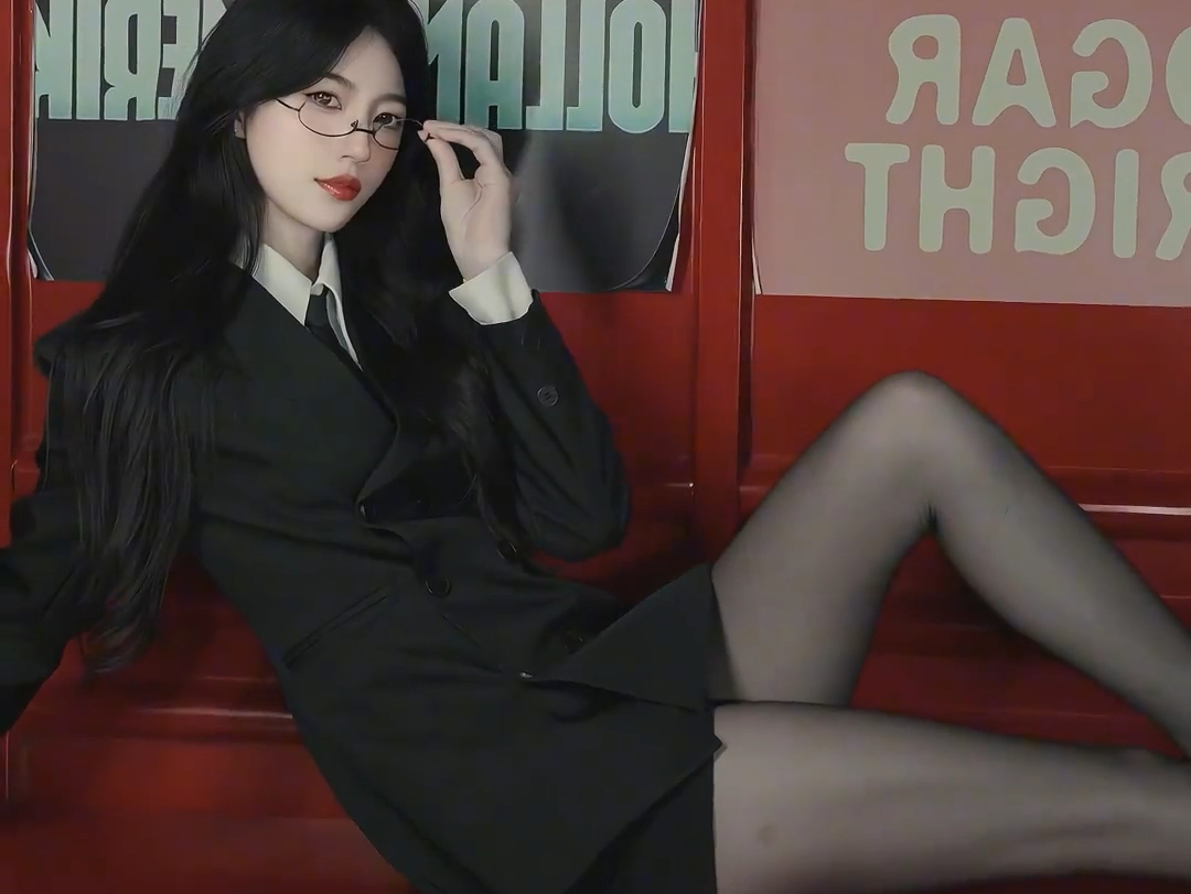 Getting off work. Want to have dinner together? #royal #officesiren #office siren