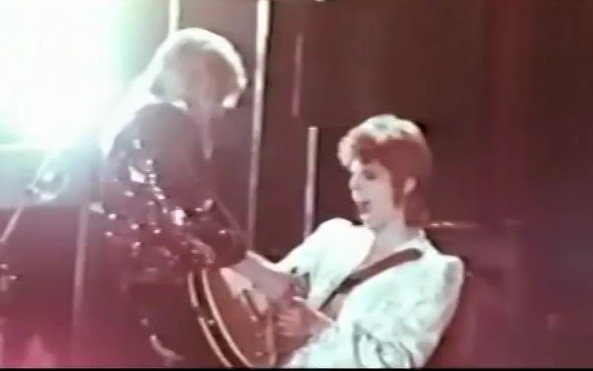 David Bowie和Mick Ronson在台上搞事情