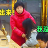 监控下愤怒的一幕，弟弟买婚房差20万，妈妈居然让姐姐贷款付首付