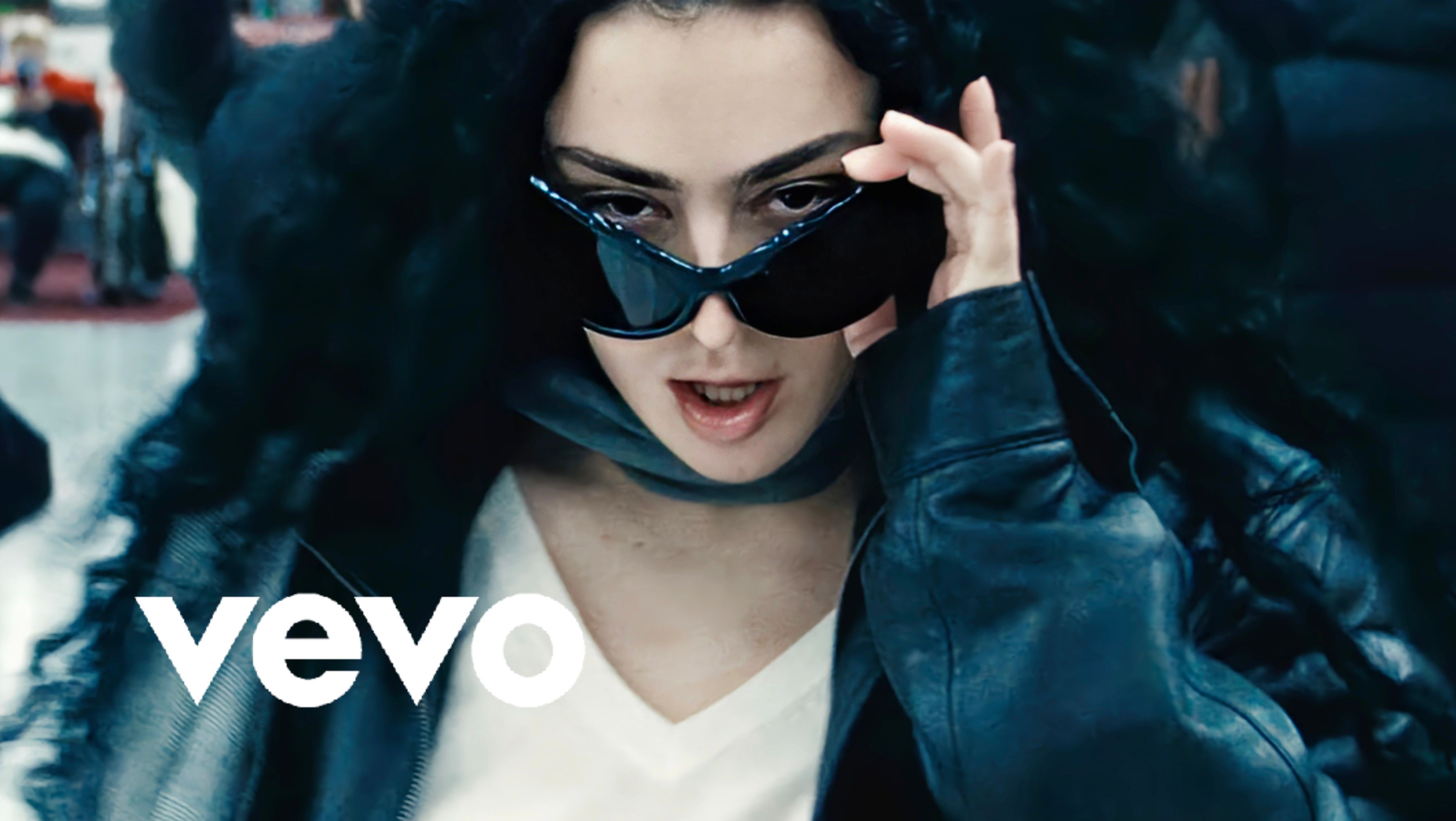 【MV首播】拽姐Charli XCX新单《Von Dutch》