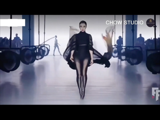 范冰冰黑丝大长腿走秀