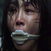 女孩被继父强暴又被关入精神病院，差点被卖了器官，只能每天伺候变态院长才能活下去