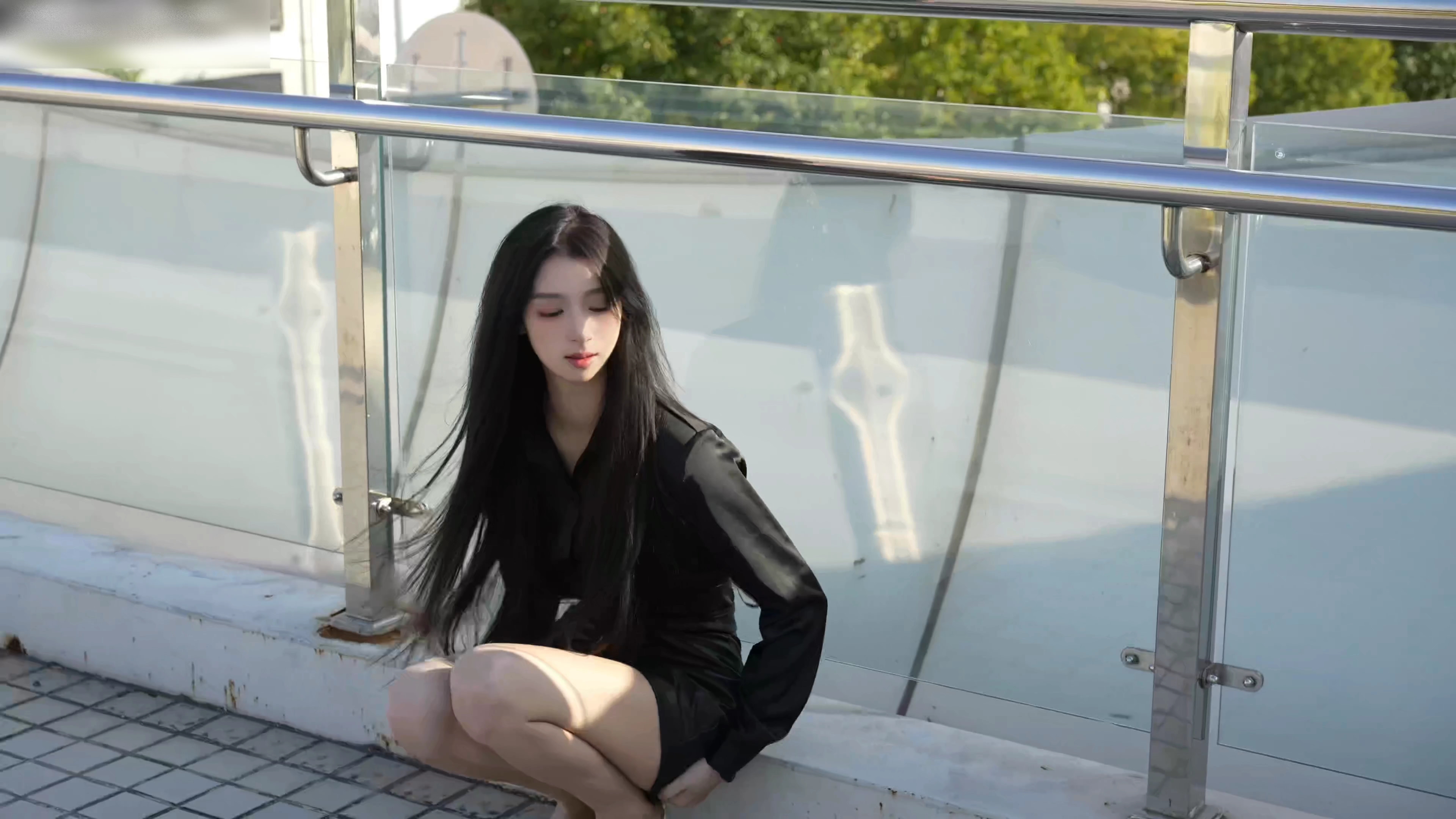 模特云悦（黑色衬衫、皮裙）