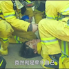 因为救生气垫偏差了几毫米，消防员从百米高的楼层重重摔在地上