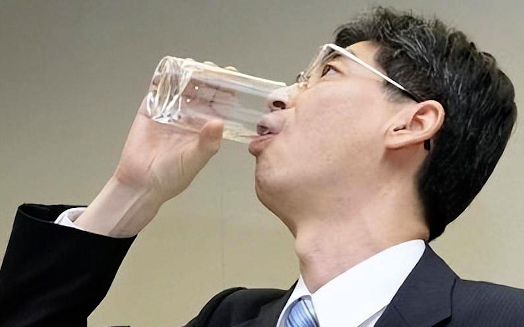 日本核污水将于明日排海 12年前当众喝下一整杯的官员后来如何？