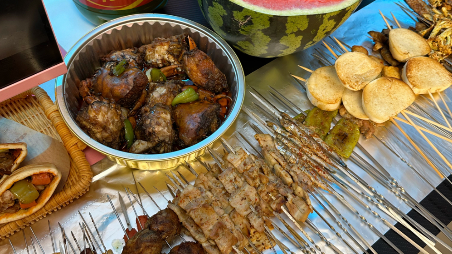 夏天最爽的两件事:洗澡and吃烧烤！