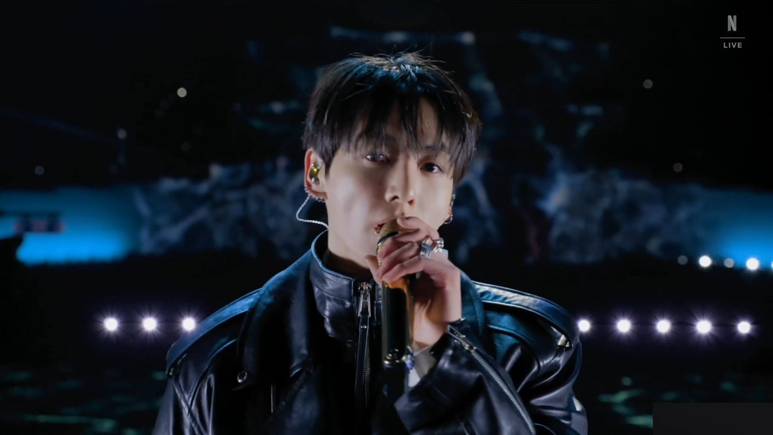 防弹少年团最新回归曲SWIM首舞台公开