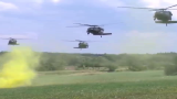 美军黑鹰直升机进行训练