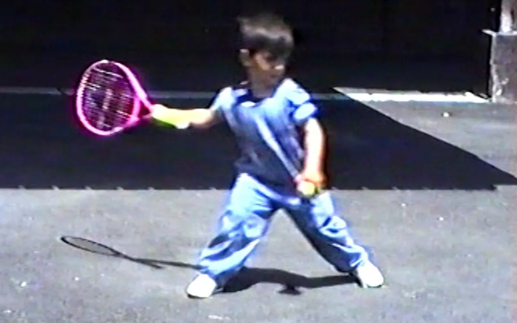 【网球】4岁的小德约科维奇收到人生中第一把球拍作为生日礼物