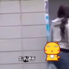 美女尿裤子出嗅  无奈只能在门口尿裤子