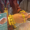 大爷穿金戴金去吃面，一身派头把路人都看傻了：大爷穷的只剩钱了