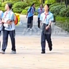 女儿当着同学面给妈妈表演“踢月转体”，一套动作下来看呆后面同学