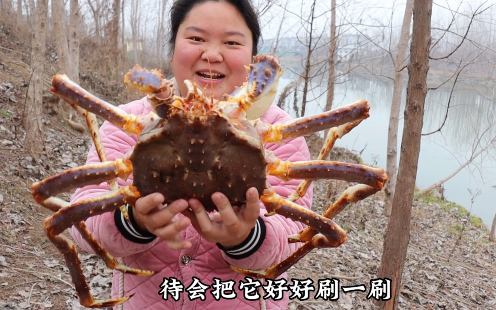 过年啦，小婷蒸个6斤重的帝王蟹，大家齐上阵，各种美食摆满桌