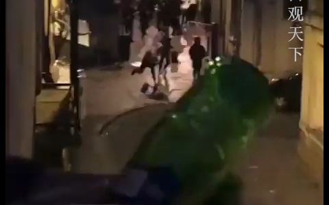 法国街头现状，已发展成人们互殴，警察持枪驱散人群！