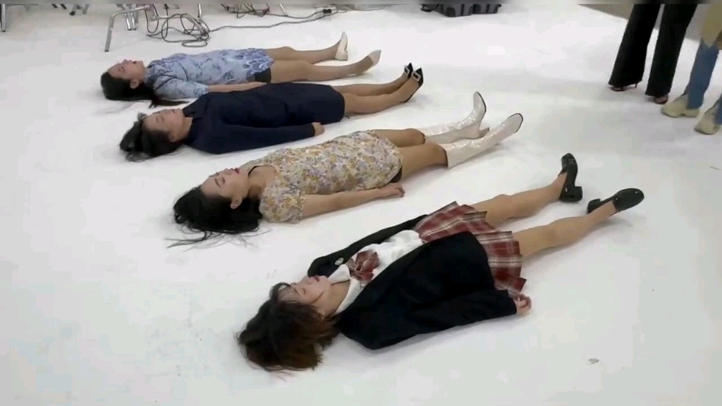 医生脱靴集体检验空姐和警花视频