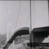 美国塔科马大桥因共振倒塌
