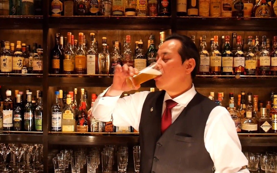 酒吧的调酒师在下班后，为自己调制的香迪啤酒