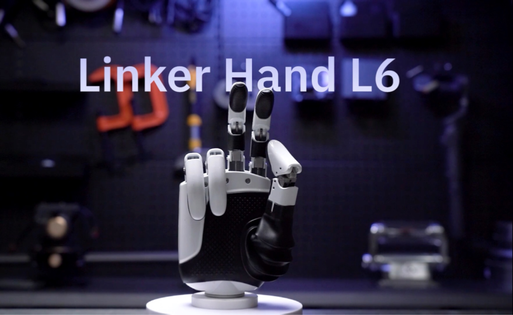 LinkerHand L6 采用无刷电机和滚珠丝杠，小巧却大力灵活