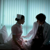 制服诱惑：美女护士身穿制服白丝，和男医生亲热