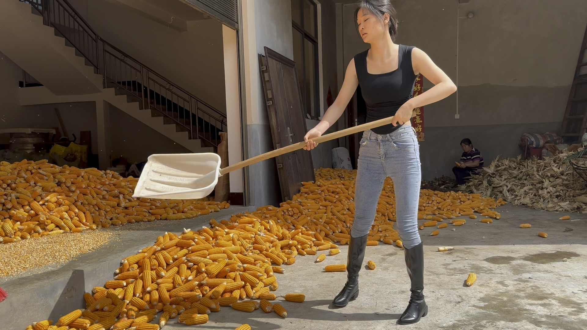 马上就是25岁的人了，对象还没有找到，只会在家干活可惜了