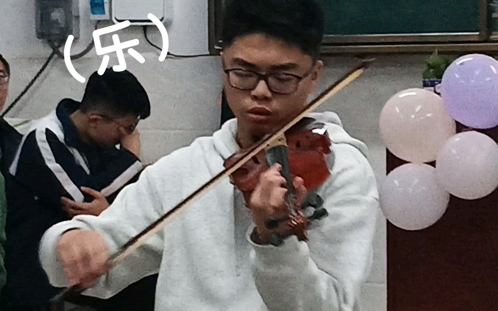关于他用小提琴把全班锯哭了