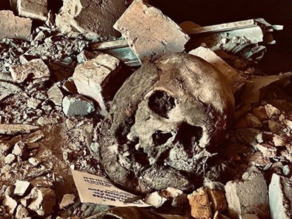 白骨森森，数不尽的冤魂埋葬于此！俄军攻克乌军阵地，击毙大量乌军士兵。俄乌残酷巷战纪实。俄军使用无人机投弹与自杀式无人机（FPV）猎杀乌军步兵与装甲车辆集锦。