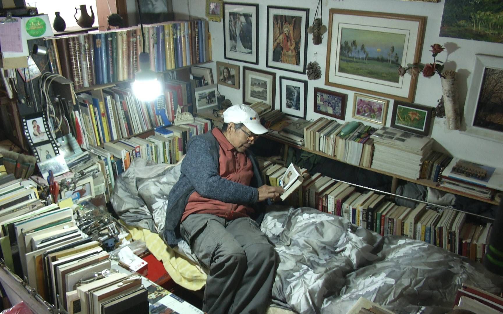 老人61年间收藏书籍2万多册，家中变身“图书收藏室”