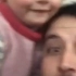 现实版《美丽人生》:叙利亚三岁孩子听到轰炸大笑，因为他父亲骗他轰炸是烟花和玩具枪，希望不给她留下心理阴影。