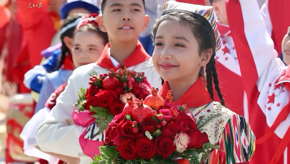 此行间·总书记抵达新疆时收到了“石榴花束”