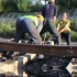 铁路工人更换轨枕
