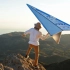 折一个巨型纸飞机，看看它能飞多远！