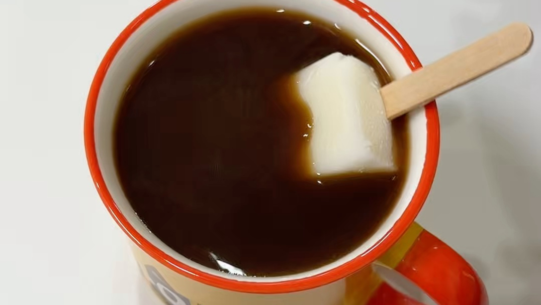 一杯介于美式和拿铁之间的“老冰棍美式”
