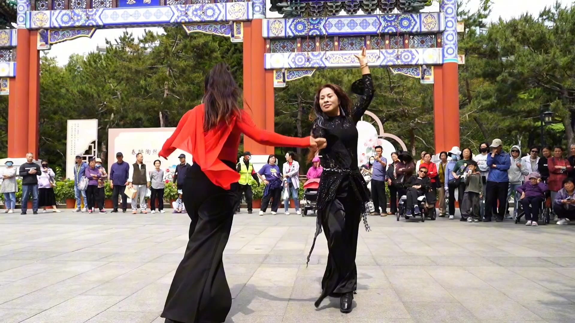 美女和咖啡表演吉特巴《冷冷旧梦冷冷漂泊》节奏动感，舞步干净利落