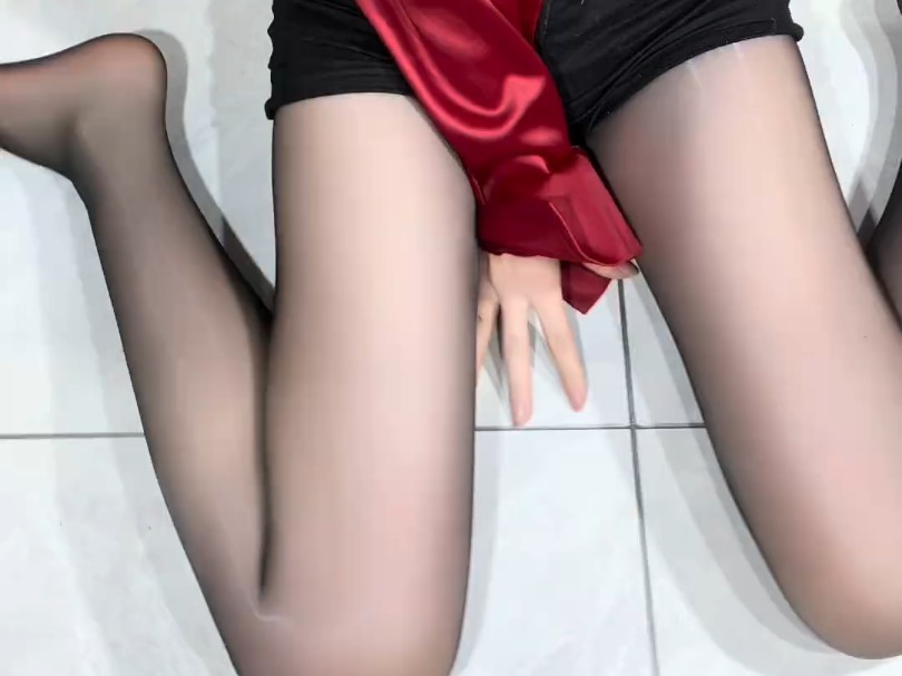 Who can resist oily black silk?