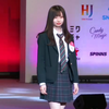 【高三校服】上衣是西装制服搭配白色衬衫，可以选择蝴蝶结或领带，下身则是百褶裙