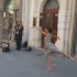 害羞的女儿 在父亲的鼓励下 街头上演美如画般的芭蕾