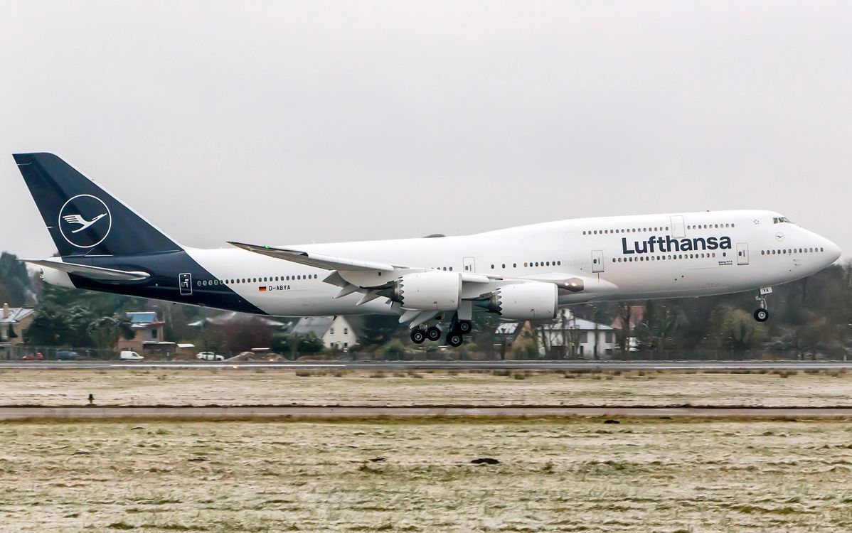 汉莎航空首架新涂装的波音747-8飞机降落汉堡机场